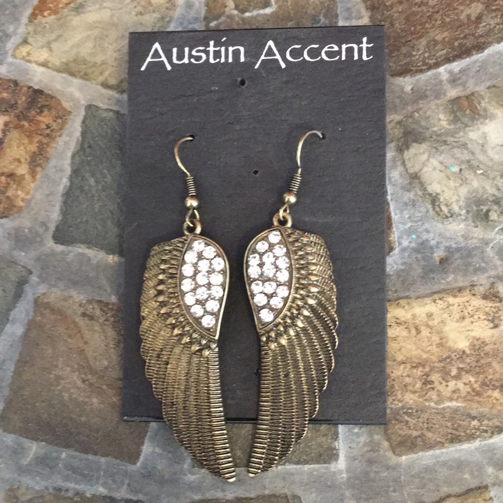 BNWT dangle angelwing gold earrings w/ rhinestone